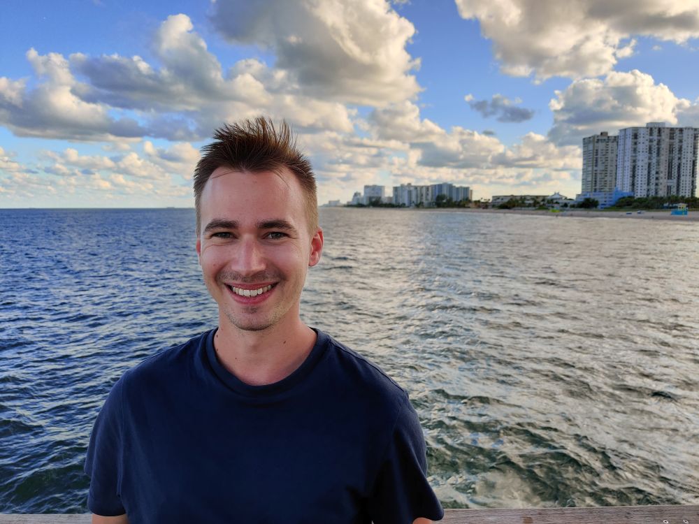 Boros Zsolt pózol és mosolyog egy mólón West Palm Beach-en